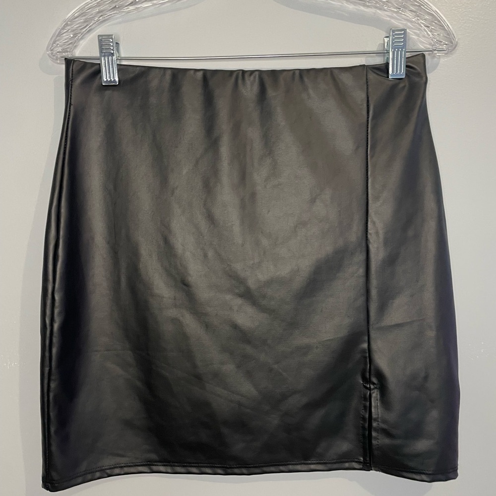 Windsor Women's Faux Leather Mini Skirt Black Side Slit Size XL EUC Stretch